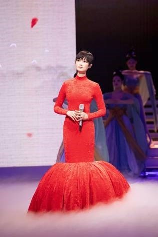 李宇春穿红色形似鲤鱼状修身长裙,在国风舞台之中别有韵味