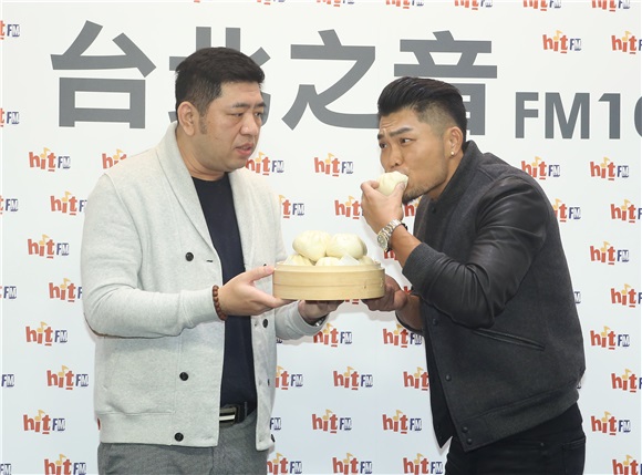 李玖哲电台宣传好友NONO送上包子