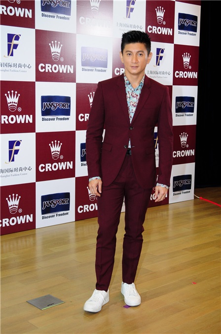 吴奇隆出席CROWN行李箱代言活动 与粉丝合影甘当「人肉背景板」