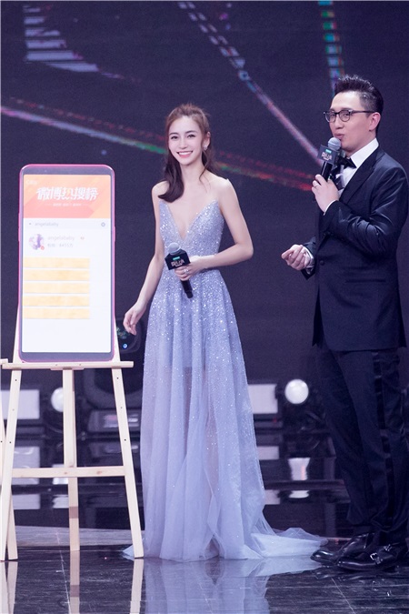 Angelababy深V礼裙仙气亮相 获年度热搜艺人奖展超高人气