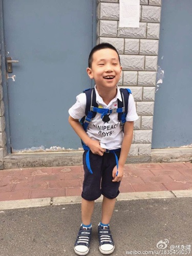 林永健晒大竣开学照 网友:一看就是亲生的!