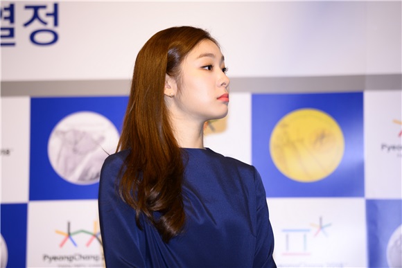 金妍儿助阵冬奥会活动 再现优雅女王POSE