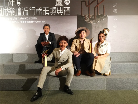 陈柏宇夺男歌手银奖  对女友示爱感动全场
