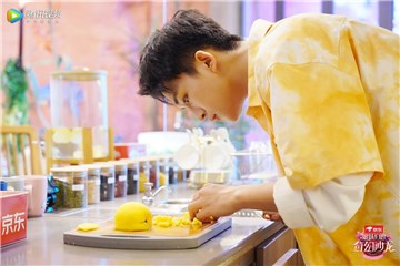 黄子弘凡认真准备水果