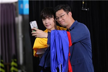 王迅、张艺兴合影