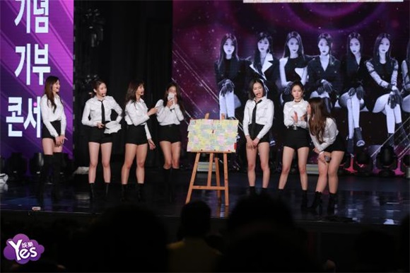 韩国女团CLC举办出道三周年《BLACK DRESS》演唱会