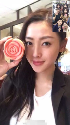 张天爱晒美美自拍 分享小甜蜜