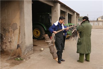 “伙夫”王迅从“樵夫”黄磊手中接过柴火