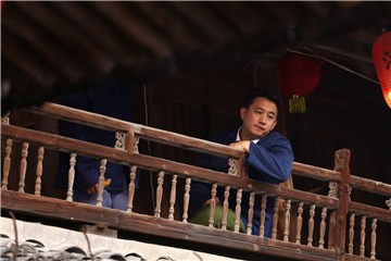黄磊坐在阁楼上