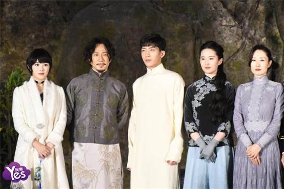 〈Yes 横店现场〉刘亦菲国民装尽显东方美人气韵 井柏然儒雅现身养眼十足