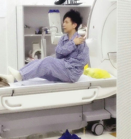 潘美辰冲浪严重摔伤 左肩韧带断裂紧急入院将开刀