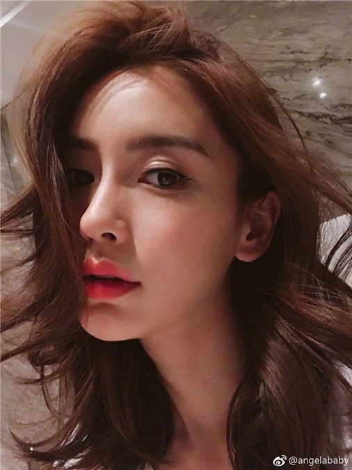 angelababy凌晨收工晒自拍 红唇卷发超迷人