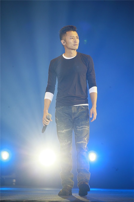 谢霆锋新年神秘亮相叱咤舞台 献唱经典勾勒回忆惹粉丝泪目