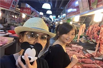 徐若瑄素颜逛市场 与猪肉摊大玩自拍