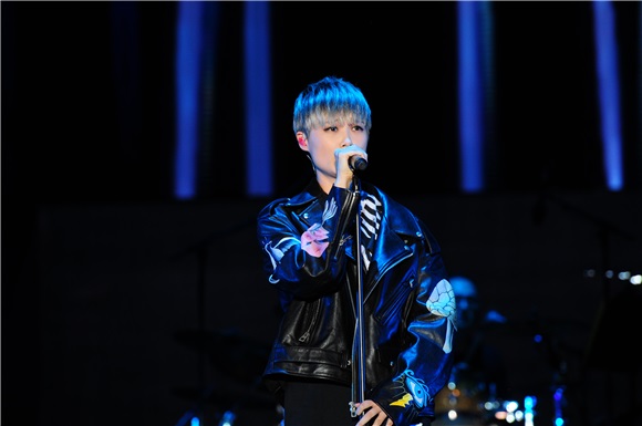 李宇春助阵Echo回声嘉年华音乐节 不畏炎热一袭皮衣帅气现身