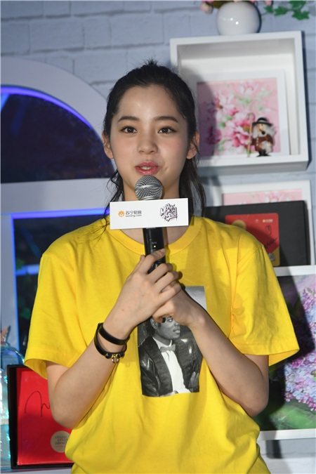 欧阳娜娜现身苏宁快闪店 携众人写纸条为九寨沟的祈福