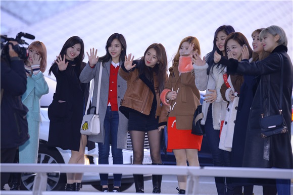 GFriend、TWICE前往香港参加《2016MAMA》