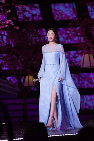 杨幂跨年秀书法超惊艳 大幂幂实力演绎“字如其人”