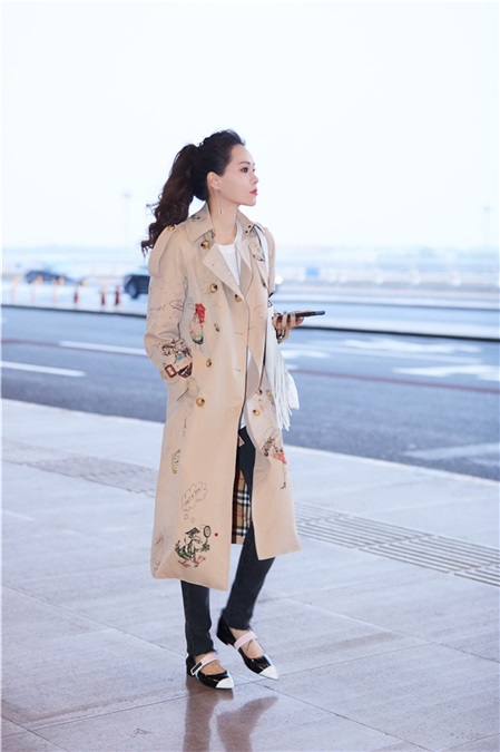 伊能静机场涂鸦风时髦有趣 冻龄少女尽显帅气活力