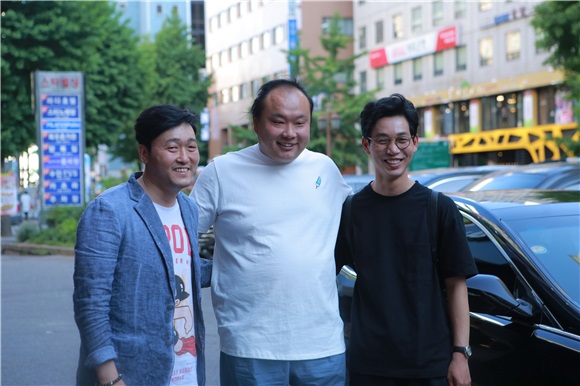 《逆贼》杀青宴 尹均相手动比心 露可爱笑容魅力满分