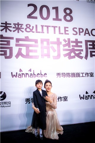 黄奕带女儿黄芊玲时装周走秀 母女可爱互动有爱十足