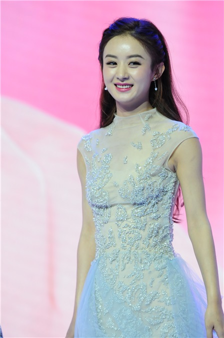 赵丽颖携手奥运跳水梦之队 薄纱露背长裙与吴敏霞一起比爱心