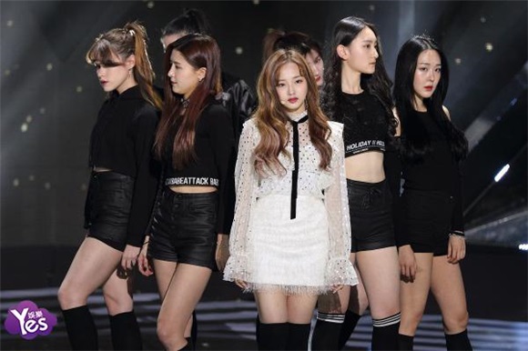 韩国Kriesha Chu、VOISPER、TRCNG、MXM等歌手在首尔SBS电视台参加了SBS MTV《The show》节目的现场直播