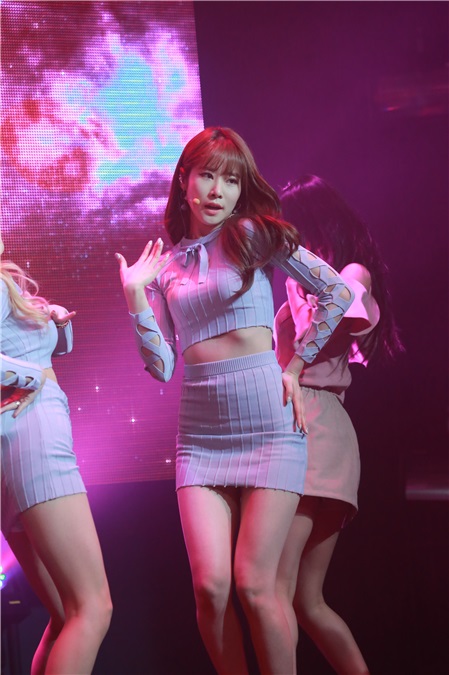 女团MelodyDay举行迷你2辑《KISS ON THE LIPS》发售showcase