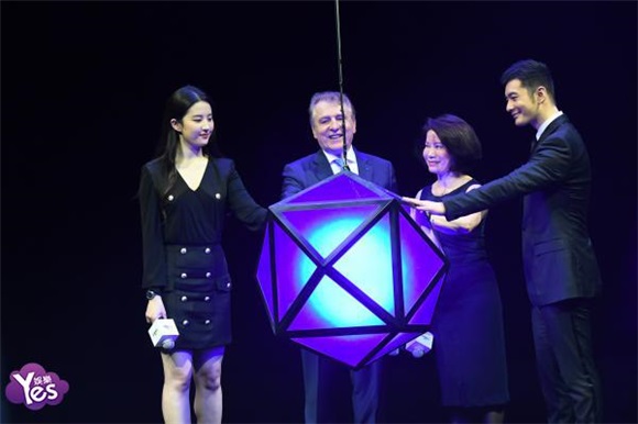 〈Yes 上海现场〉黄晓明刘亦菲共同出席活动 利落黑色装扮帅气满屏