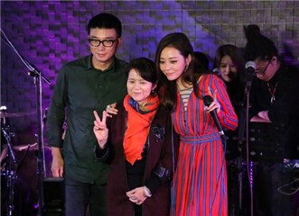 大和解!?张靓颖牵手母亲冯柯合影 张母将主动撤诉
