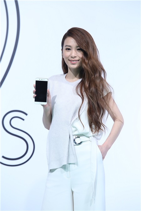 田馥甄出席手机发布会活动