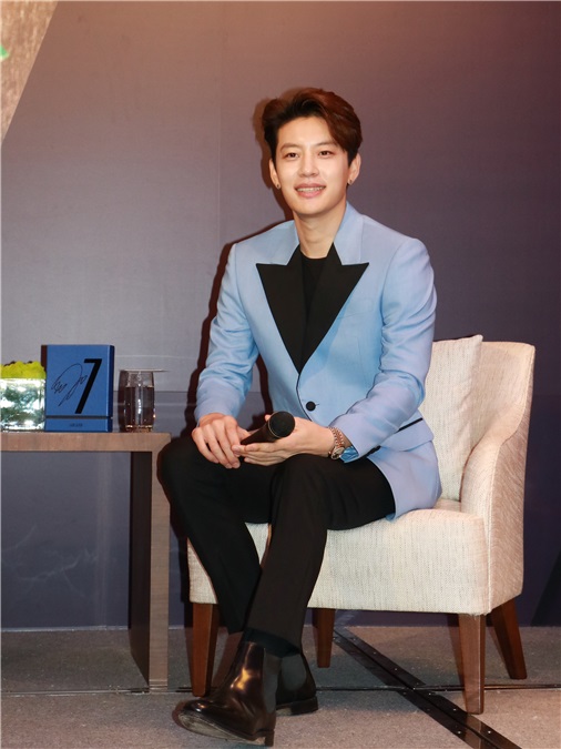SE7EN崔东旭举行迷你专辑《I AM SE7EN》发布会