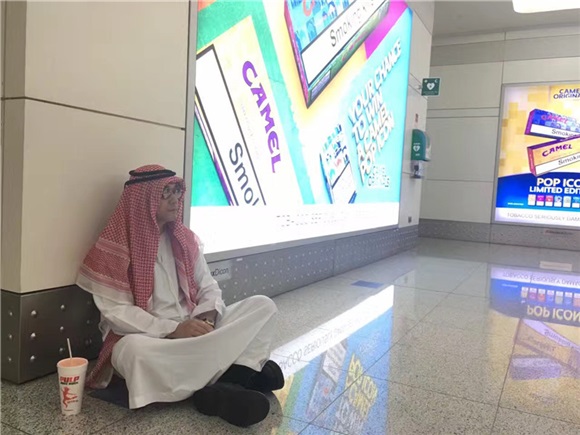 林依轮机场街拍不走寻常路 时尚潮爸变落难土豪