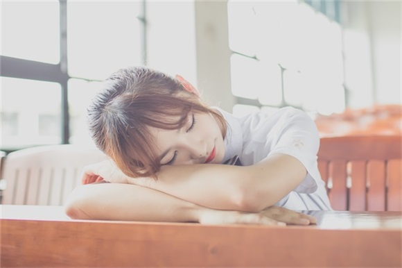 「侧颜杀」校花蒋申首回争议:刘亦菲是我榜样