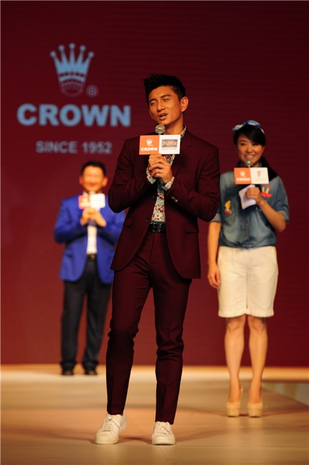 吴奇隆出席CROWN行李箱代言活动 与粉丝合影甘当「人肉背景板」