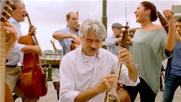气质美女合奏琵琶与小提琴快闪【马友友与丝路音乐会】映後现场