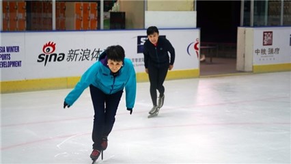 张凯丽与叶乔波共同滑冰