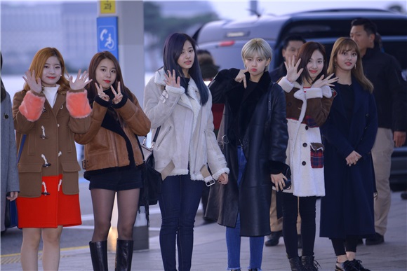 GFriend、TWICE前往香港参加《2016MAMA》