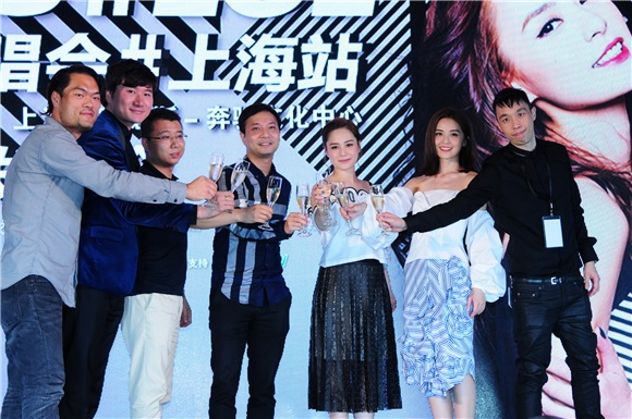Twins巡回演唱会上海站开启 出道15周年白色姐妹装青春再现