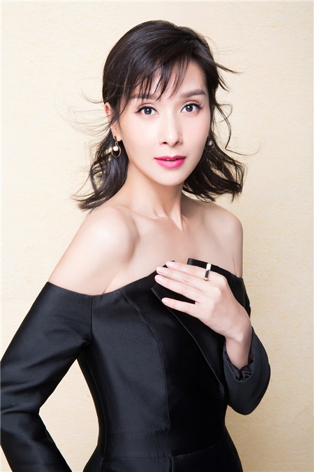 杨恭如黑色礼服显端庄 女王范儿十足气场强