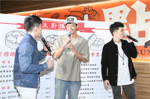 宋念宇举办全新专辑《同在》庆功活动 好友阿纬现身支持