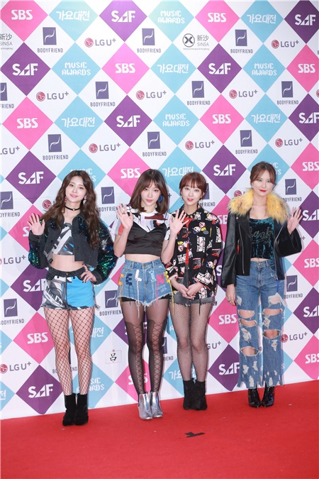 男团EXO、Seventeen、CNBLUE等亮相2016SBS歌谣大战红毯仪式