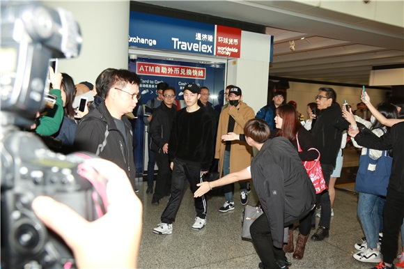 〈Yes 香港现场〉Block B. BASTARZ抵达香港机场 偶然捕获冯德伦