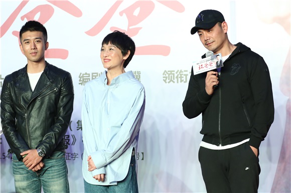 《坏爸爸》北京启动发布会 邵兵深情诠释「坏爸爸」特质2月28日,电影《坏爸爸》在京举办新闻发布会,导演兰城序,编剧陈骥,主要邵兵,孔琳等悉数亮相。华表奖影帝,实力派演员邵兵这些年塑造过无所经典角色。此次加盟《坏爸爸》剧组,邵兵坦言是看中了剧本的主题,这部电影展示了亲情与孝道,与以往的硬汉形象不同,身为两个孩子的父亲,他能更深的体会到一个合格的父亲的辛苦与不易。谈到坏爸爸的特质,邵兵表示「我自己也是两个孩子的父亲,能够深刻体会到一个合格的父亲的辛苦与不易,男人没有孩子的时候还是孩子,当了父亲以后,才感觉身上的责任重大。」邵兵还深情回忆起生活中和儿子相处的趣事,「我前几天去拍戏的时候忘带了手机,结果我12岁的儿子急忙打车把手机送到机场,我说要给他打车钱,他还不要,我一下子就特别感动,他变得特别懂事。」