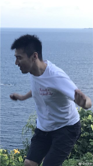 高圆圆被闪瞎了！赵又廷感谢文没提老婆 反而点名林更新