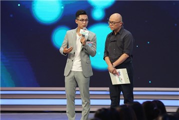男嘉宾与孟非交谈