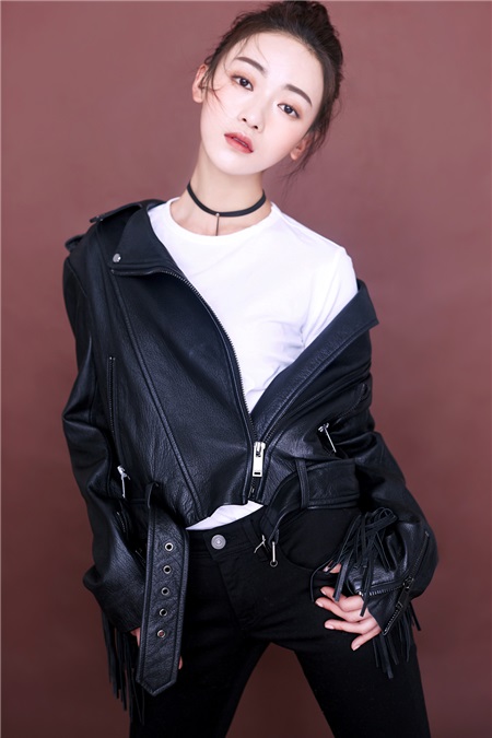 《凤囚凰》吴谨言变少女太后 皮衣choker演绎最潮太后