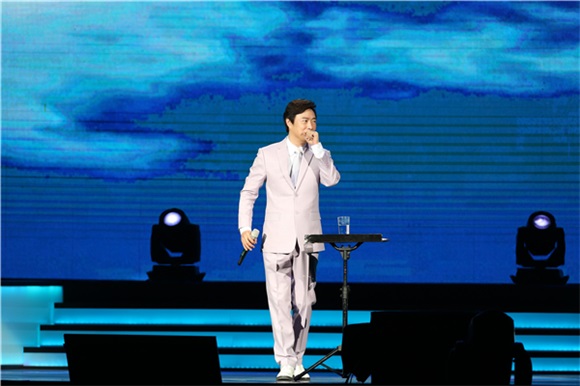 费玉清首攻蛋经典开唱 天籁美声和笑话全都有