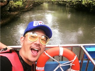 任贤齐玩得太开心 自拍照几乎都糊掉了