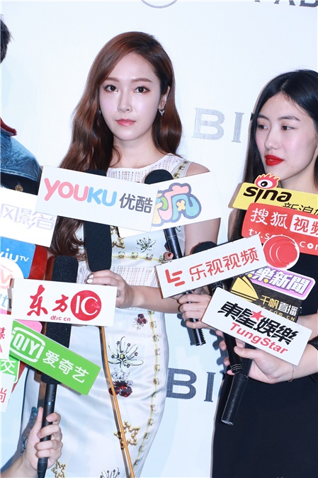 Jessica郑秀妍受邀看秀 裹身连衣裙秀S身材